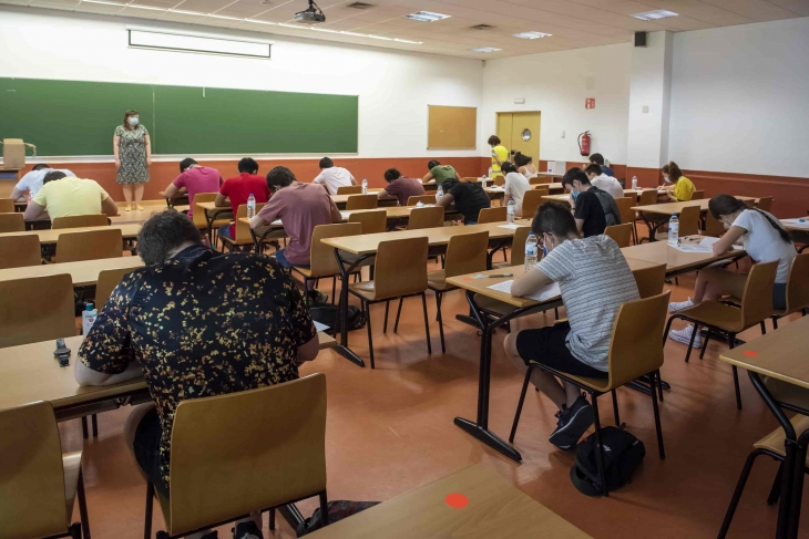 Estudiantes realizando un examen de la EvAU en la URJC